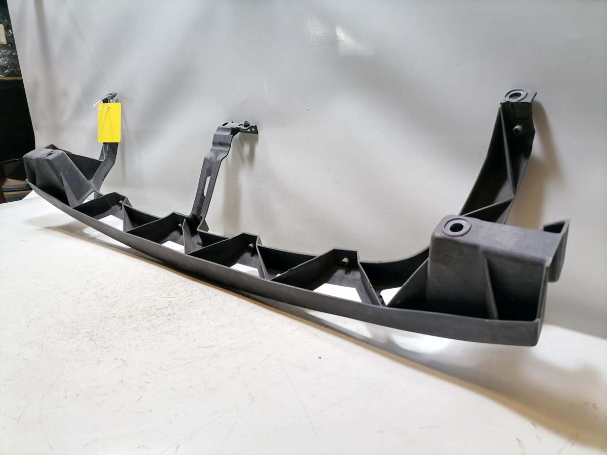 VW Passat 3BG original Grilltr&auml;ger Plastik-Verst&auml;rkung St&uuml;tzteil Sto&szlig;f&auml;nger vorn oben Bj.2005